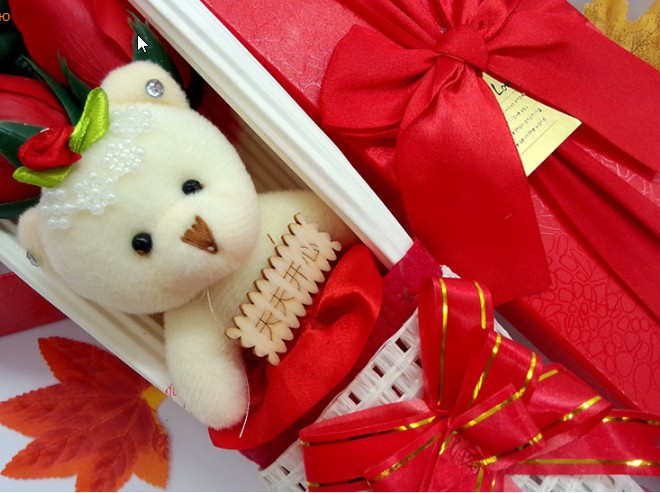 Букет три цветка из мыла с медвежонком в подарочной коробке